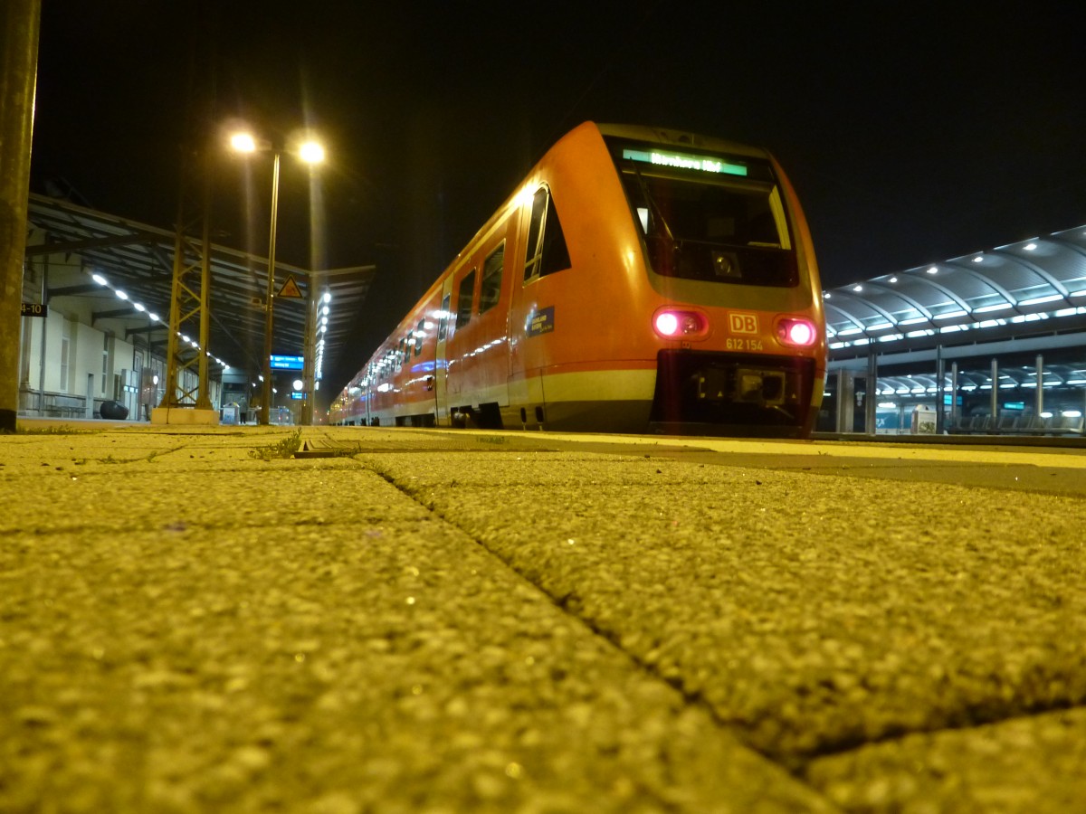 612 154 steht hier am 22.09.2013 als RE3476 nach Nürnberg Hbf in Hof Hbf.