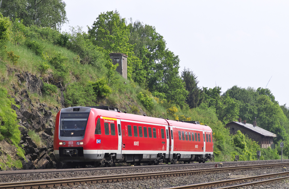 612 156 war am 19.05.2018 bei Oberkotzau als RE Regensburg - Hof unterwegs. Im Bereich des Bahnhofs und des ehemaligen Rangierbahnhofs Oberkotzau findet man noch einige Splitterschutzbunker aus der Zeit des zweiten Weltkrieges.