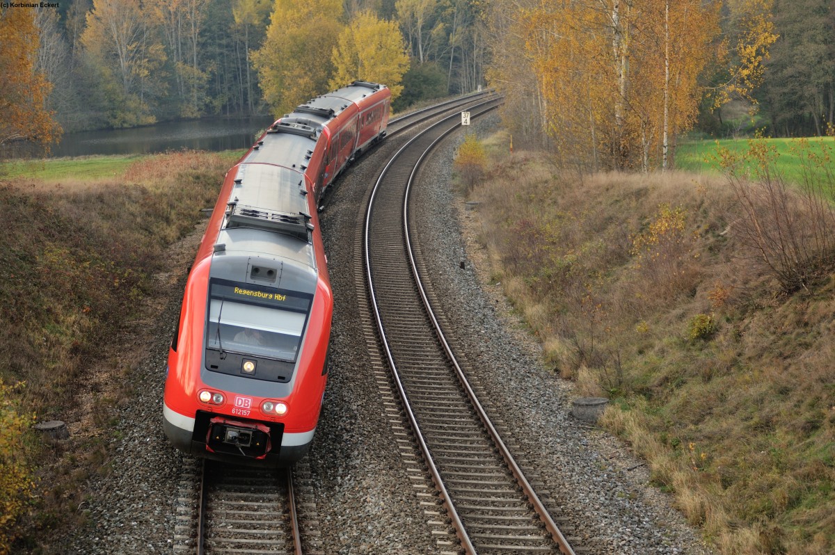 612 157 mit dem RE 3697 von Hof nach Regensburg Hbf bei Oberteich, 02.11.2014
