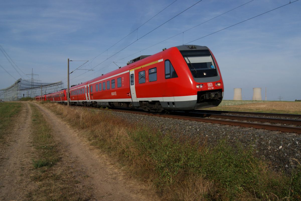 612 161 führt am 02.09.2016 eine Dreifachtraktion von Wackel-Dackeln als RE 3813 von Erfurt nach Würzburg an. Zwischen Schweinfurt und Waigoldshausen wird dabei die Baustelle des Umspannwerkes Bergrheinfeld West sowie das ehemalige Kernkraftwerk Grafenrheinfeld (KKG) passiert.