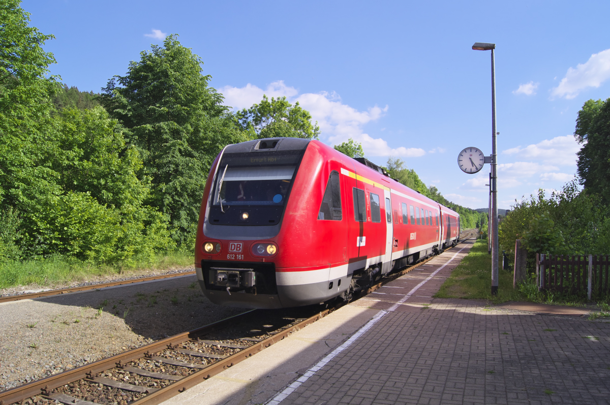 612 161 RE Elsterberg - Erfurt Hbf. bei der Einfahrt in Berga/Elster am 26.05.2017