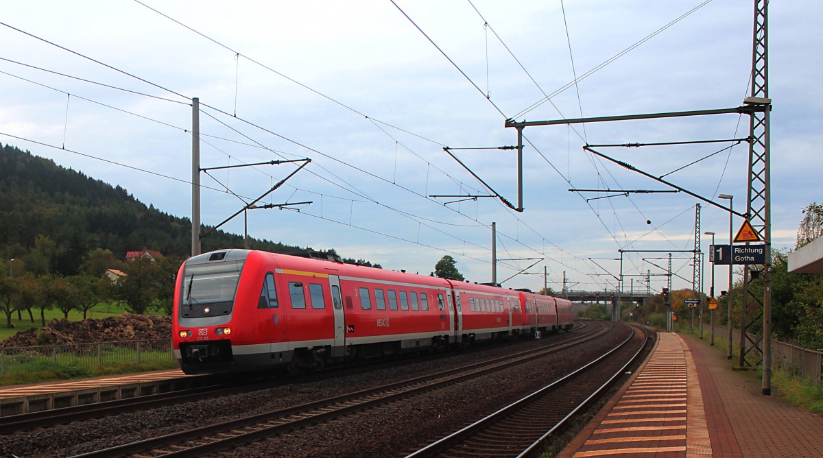 612 183 und 612 635 fahren am 10.10.2014 mit dem RE 3659, Göttingen - Glauchau(Sachs), durch Seebergen, der hintere Triebzug verbleibt in Gera.