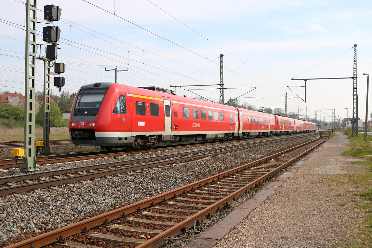 612 183 und zwei weitere BR 612 von DB Regio Südost als RE 3807 (RE7) von Erfurt Hbf nach Würzburg Hbf fährt aus dem Bahnhof Neudietendorf an der Bahnstrecke Halle–Bebra. [1.5.2017 - 9:45 Uhr]