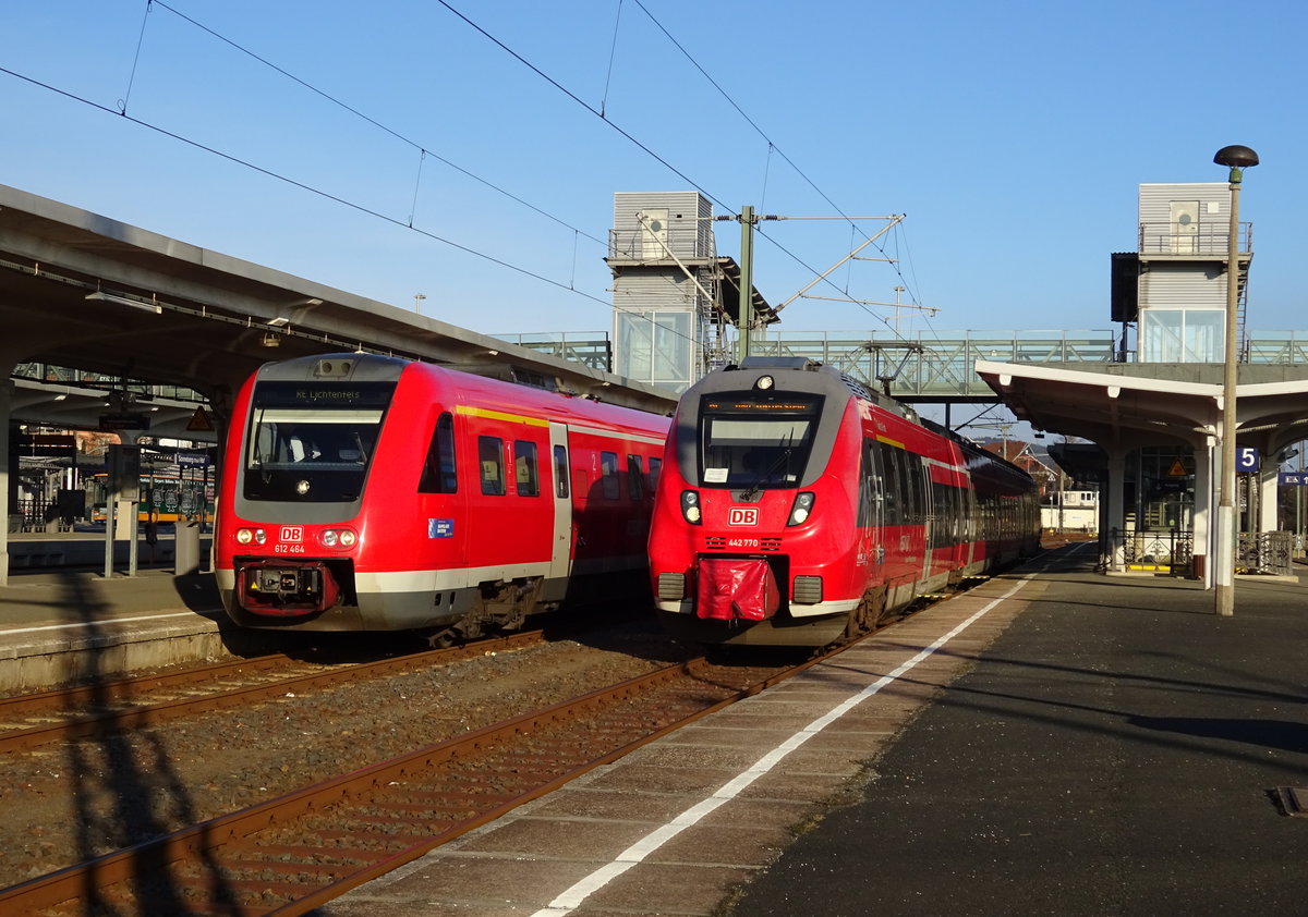 612 464 als RE nach Lichtenfels und 442 270 / 770 als RE nach Bad Staffelstein stehen am 18. März 2016 im Sonneberger Hbf.
