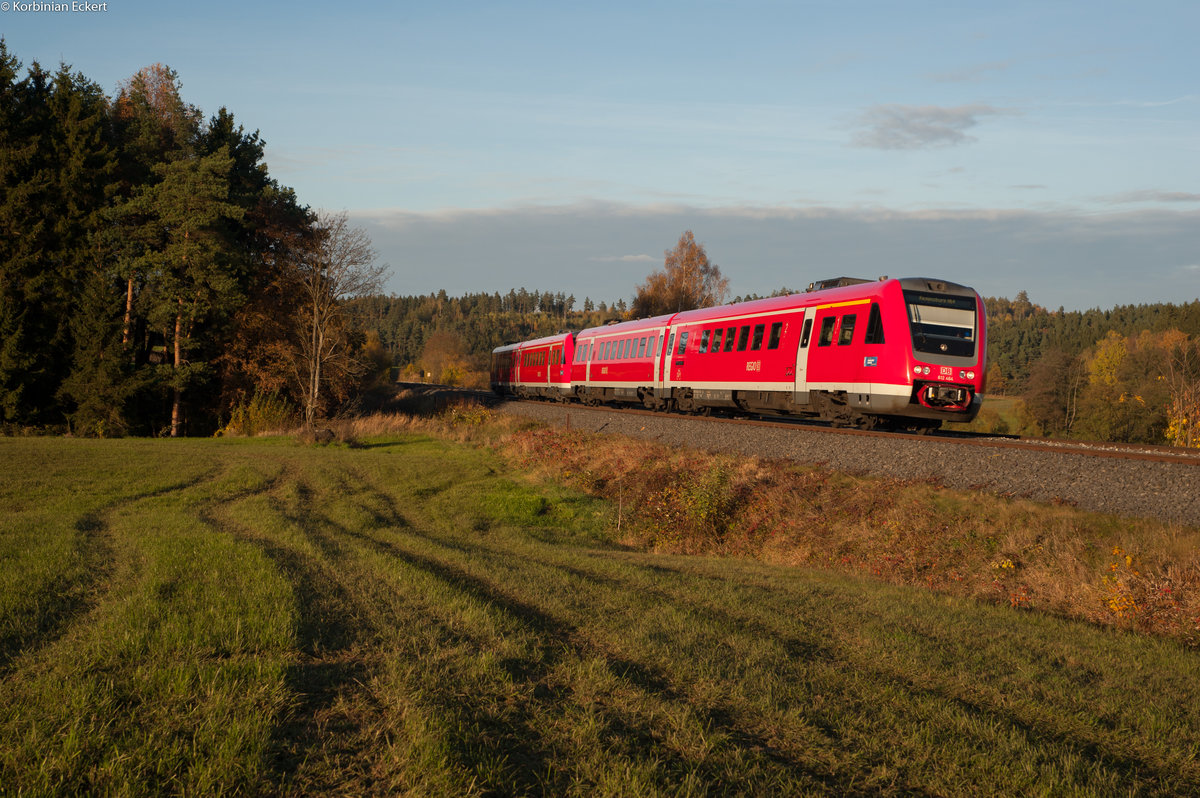 612 464 mit dem RE3697 von Hof Hbf nach Regensburg Hbf bei Martinlamitz, 31.10.2016