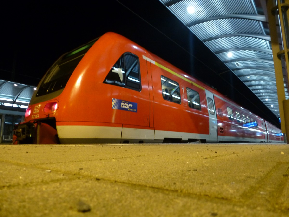 612 464 steht hier am 21.12.2013 als RE nach Nürnberg Hbf im Hofer Hbf.