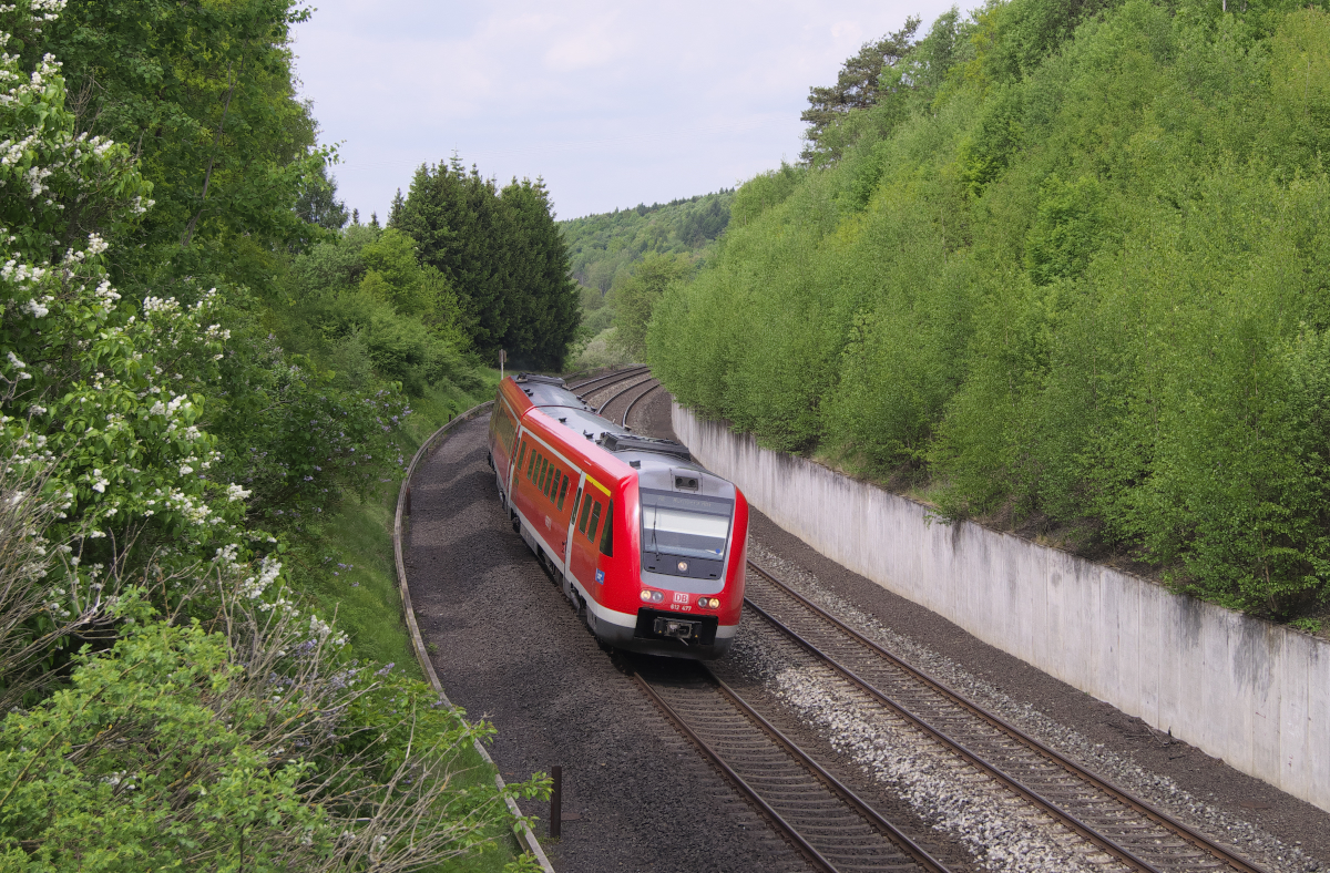 612 477 ist als RE Hof - Nürnberg unterwegs und erklimmt bei Fattigau nun die Höhen des Fichtelgebirges. Oberkotzau liegt bei 485 Meter Höhe und der höchste Punkt wird bei Röslau mit 585 Metern erreicht werden. Bahnstrecke 5050 Weiden - Oberkotzau am 23.05.2017