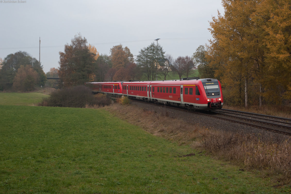612 480 mit dem RE 3697 von Hof Hbf nach Regensburg Hbf bei Reuth, 01.11.2016