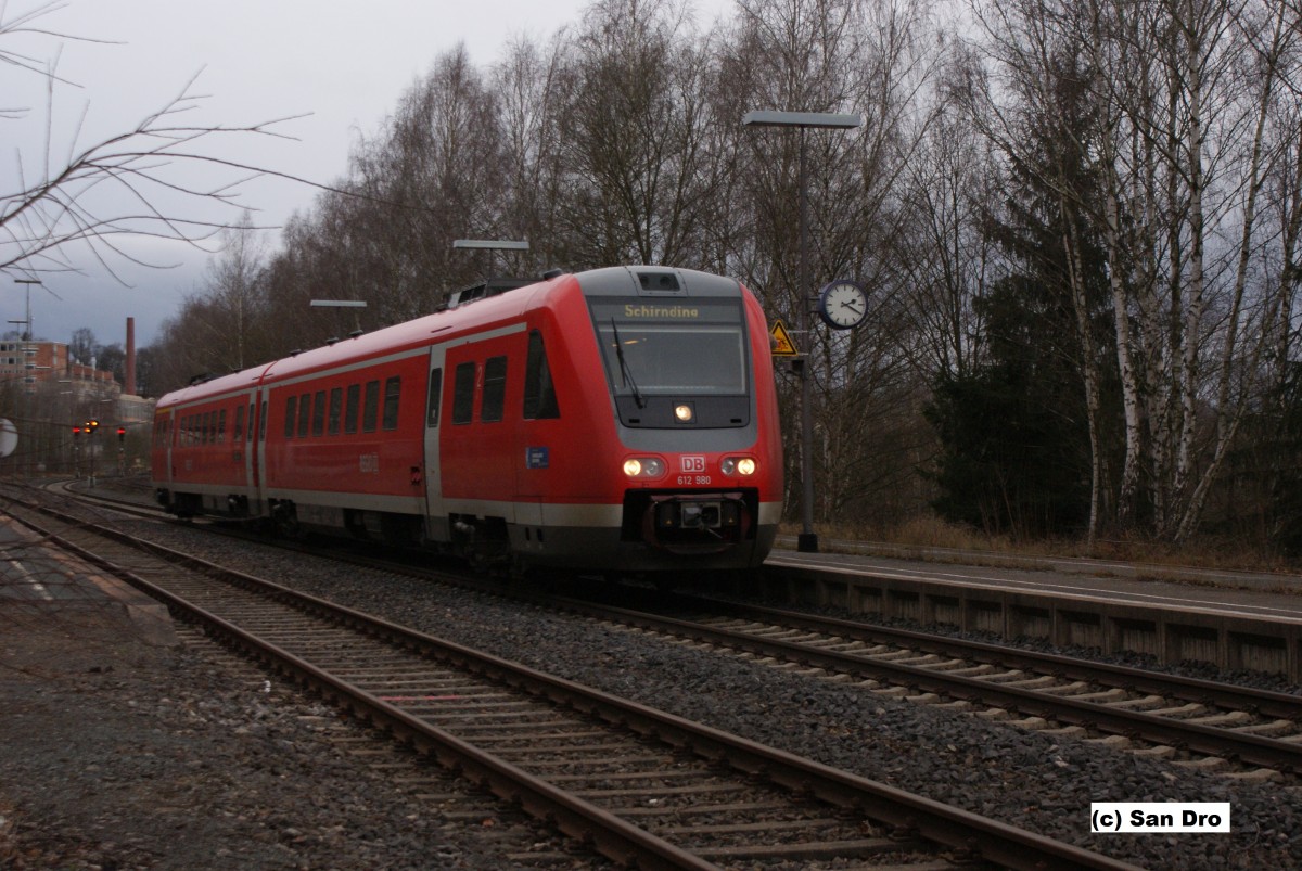 612 480/980 mit dem letzten RE nach Schirnding vor Fahrplanwechsel 14/15 beim Halt in Arzberg (Oberfr). 12.12.14