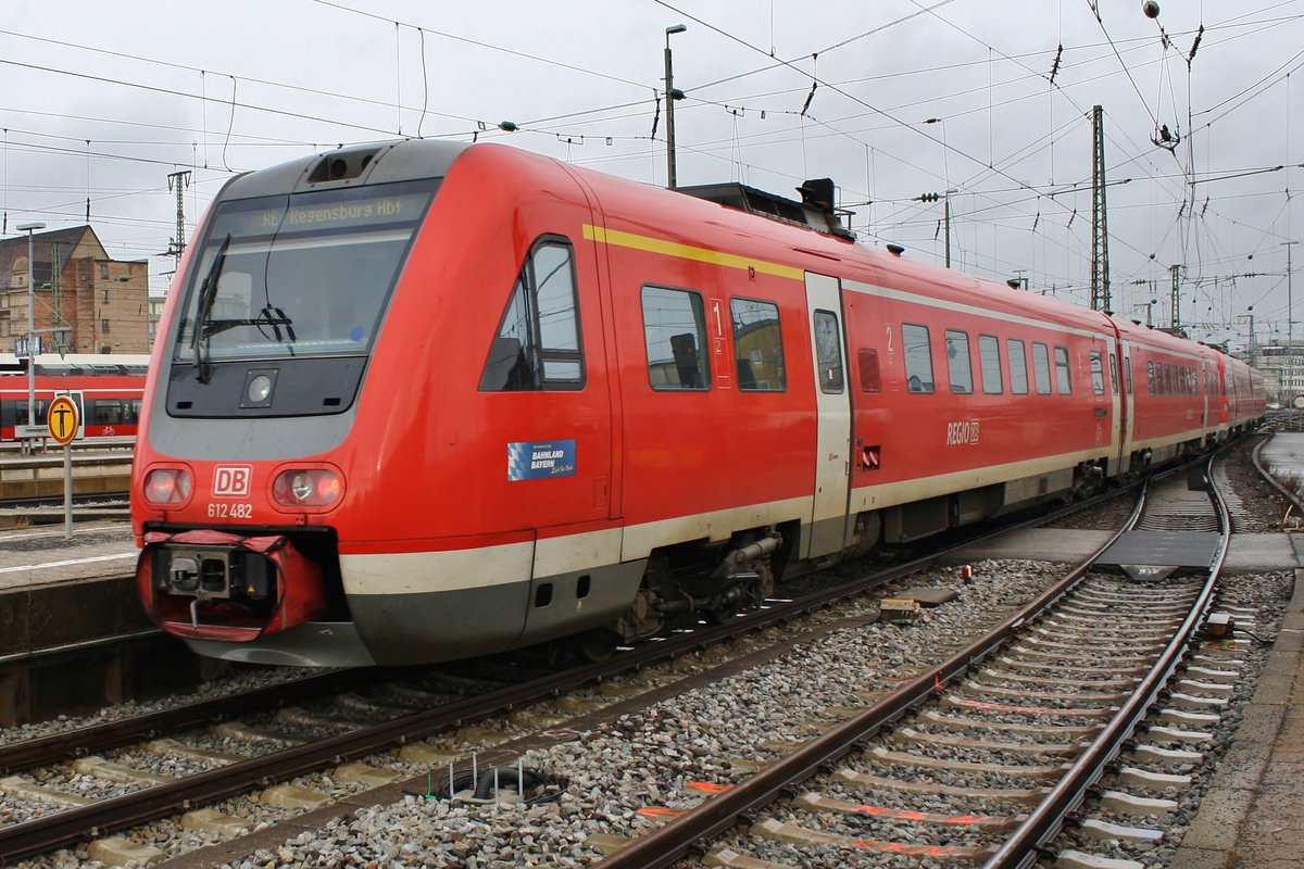 612 482-9 fährt am 28.12.2017 als RE3559 von Nürnberg Hauptbahnhof nach	Regensburg Hauptbahnhof aus dem Startbahnhof aus.