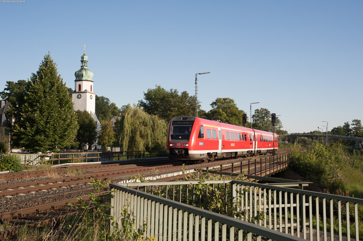 612 487 mit dem RE 3865 von Lichtenfels nach Hof Hbf bei Oberkotzau, 28.08.2017
