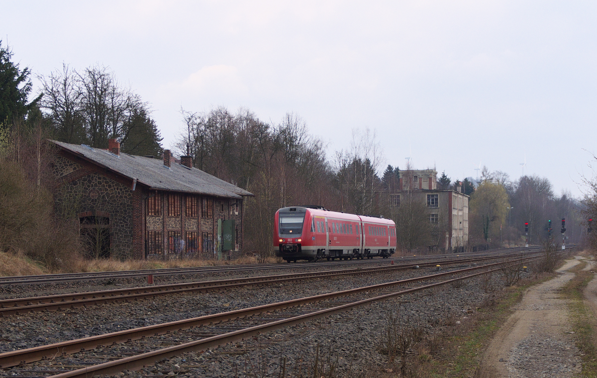 612 490 hat als RE von Regensburg gleich den Zielbahnhof Hof in Oberfranken erreicht.
Der Triebwagen passiert gerade die ehemalige Betriebswerkstatt des längst aufgelassenen Rangierbahnhof in Oberkotzau. 17.03.2014