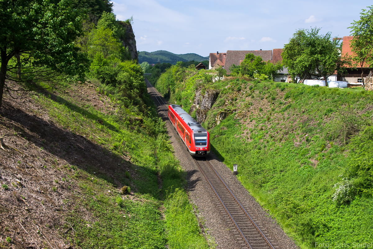 612 491 als RE 3015 nach Neustadt (Waldnaab) am 26.05.2016 bei Peilstein.