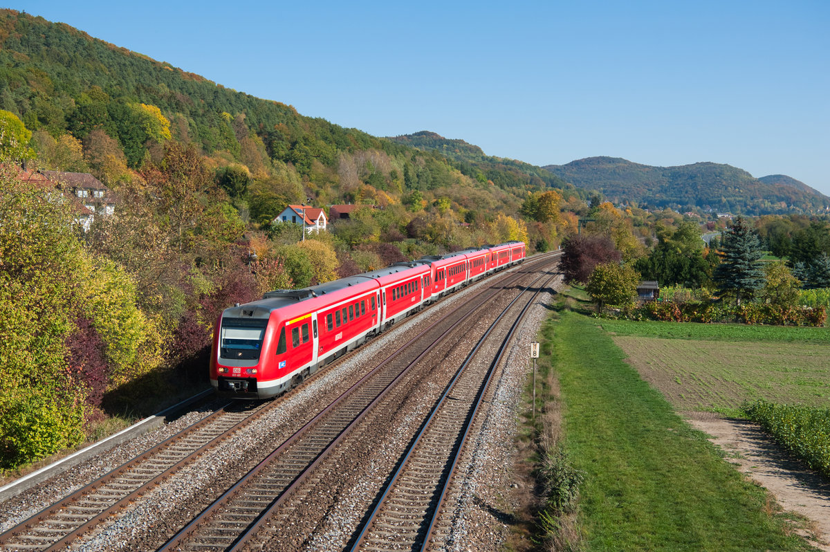 612 491 als RE 3430/3410 von Hof Hbf bzw. Bayreuth Hbf nach Nürnberg Hbf bei Hersbruck rechts der Pegnitz, 14.10.2018