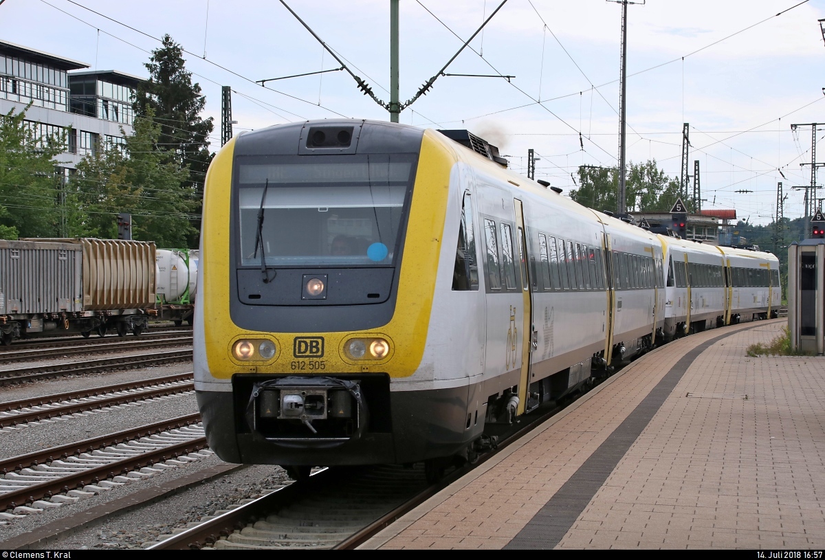 612 505 und 612 037 (Bombardier RegioSwinger) von DB Regio Baden-Württemberg als IRE 3069 von Albbruck erreichen ihren Endbahnhof Singen(Hohentwiel) auf Gleis 5.
[14.7.2018 | 16:57 Uhr]