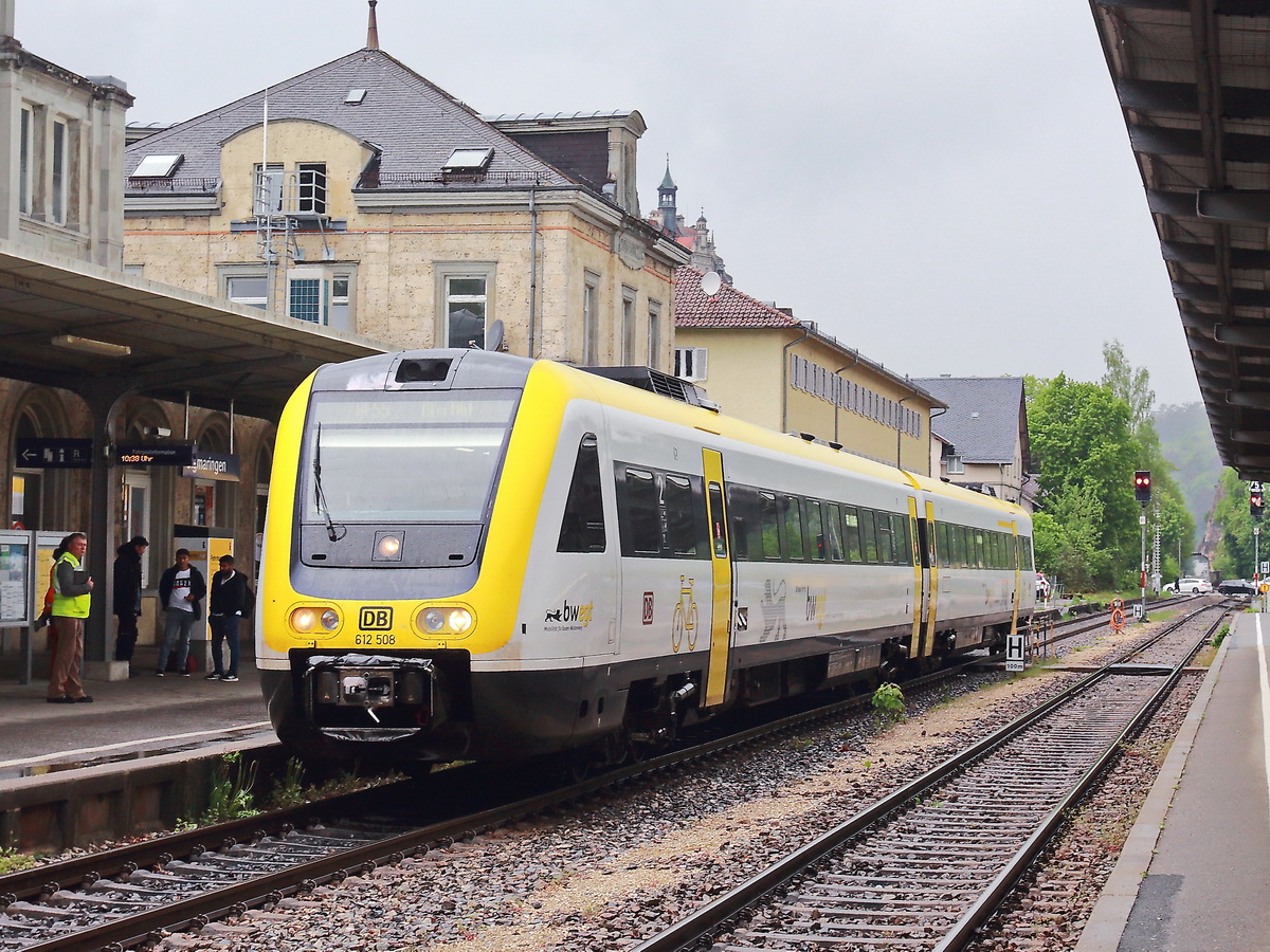 612 508 als RE 55 nach Um Hauptbahnhof am 13. Mai 2022 in Sigmaringen.