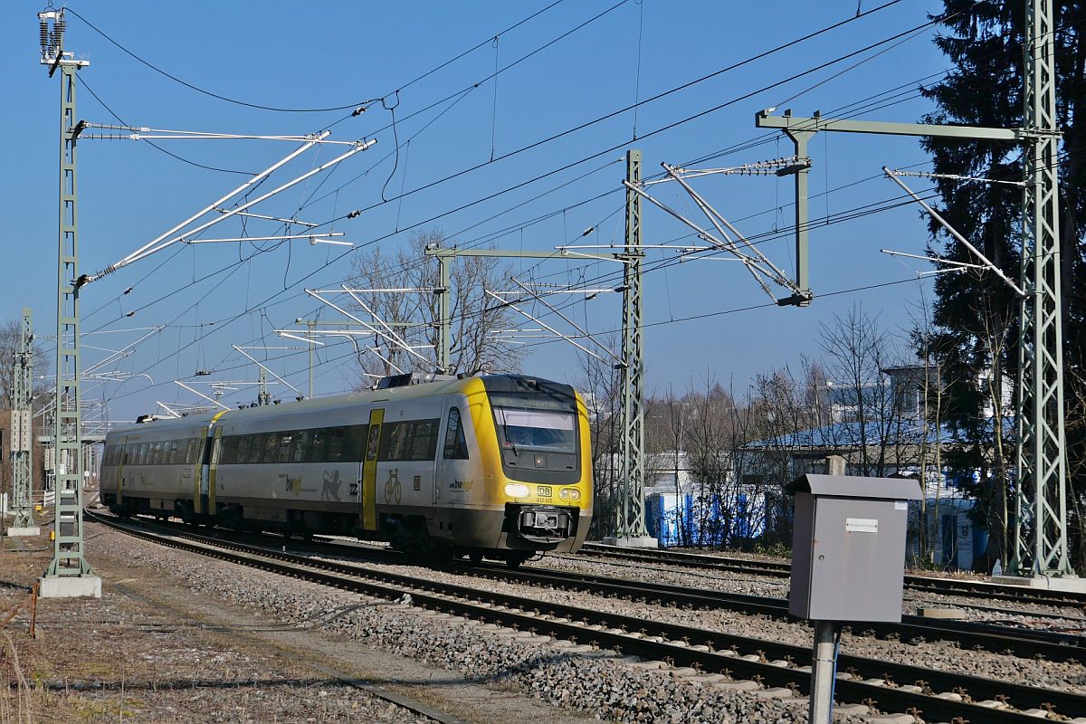 612 515 als IRE 6 / 3260, Ulm - Aulendorf - Stuttgart, bei der Einfahrt in den Bahnhof von Biberach (Riß) am 19.01.2021.
Der rechts im Vordergrund hängende Kasten mit der Beschriftung  Handverschlüsse  wurde bewußt mit ins Bild genommen, weil den Fotograf interessieren würde, was  Handverschlüsse  sind und wofür diese bei der Bahn verwendet werden bzw. wurden.