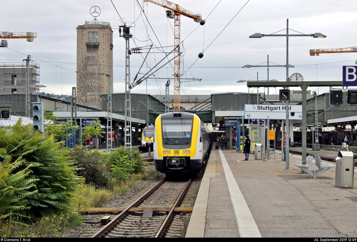 612 515 und zwei Schwestertriebzüge der DB ZugBus Regionalverkehr Alb-Bodensee GmbH (RAB | DB Regio Baden-Württemberg) als IRE 3257 nach Aulendorf bzw. IRE22485 nach Horb stehen im Startbahnhof Stuttgart Hbf auf Gleis 12.
Der Zugverband wird in Tübingen Hbf geteilt.
[26.9.2019 | 12:09 Uhr]