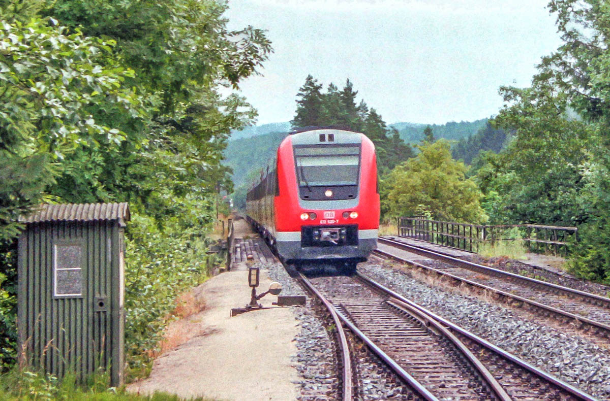 612 520 war am 13.7.02 auf dem Weg nach N�rnberg kurz vor der Weiche zur Ausweichanschlussstelle Dolomit. Das n�chste Bild zeigt, dass der Fotostandpunkt (mit Teleobjektiv) frei zug�nglich war.