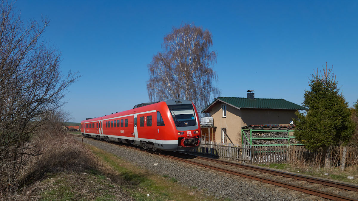 612 536 war am 30.3.2021 als RE3659 auf dem Weg von Göttingen nach Glauchau. Kurz hinter dem Abzweig Saara steht noch ein altes Bahnwärterhäuschen, welches offenbar als Wochenendgrundstück genutzt wird.