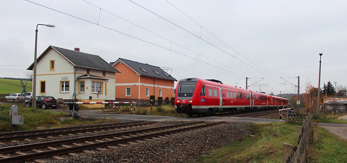 612 555 und 612 062 fahren am 13.11.2014 mit dem RE 3456 am Block in Niederhohndorf vorbei gefahren in Richtung Zwickau. Am Tag der Aufnahme sind es nur noch 30 Tage bis sie von der KBS 510 verschwinden werden.