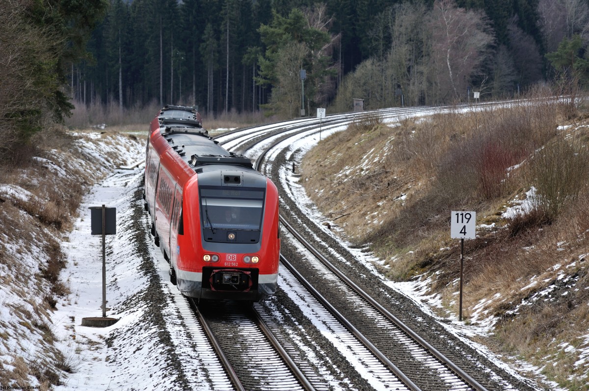 612 562 mit dem RE3427 nach Hof Hbf bei Waldershof, 04.04.2015
