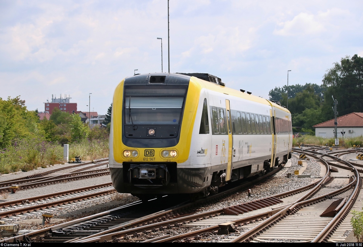 612 567 (Bombardier RegioSwinger) von DB Regio Baden-Württemberg als IRE 3044 von Ulm Hbf nach Basel Bad Bf erreicht den Bahnhof Friedrichshafen Stadt auf Gleis 4.
[11.7.2018 | 11:10 Uhr]