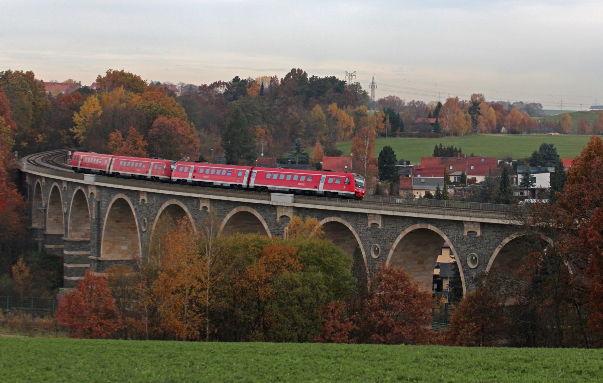 612 569 und 612 604 fahren am 04.11.2015 als RE 3729 (Leipzig Hbf - Chemnitz Hbf) über das Bahrebachviadukt bei Wittgensdorf den Zielbahnhof Chemnitz entgegen. 