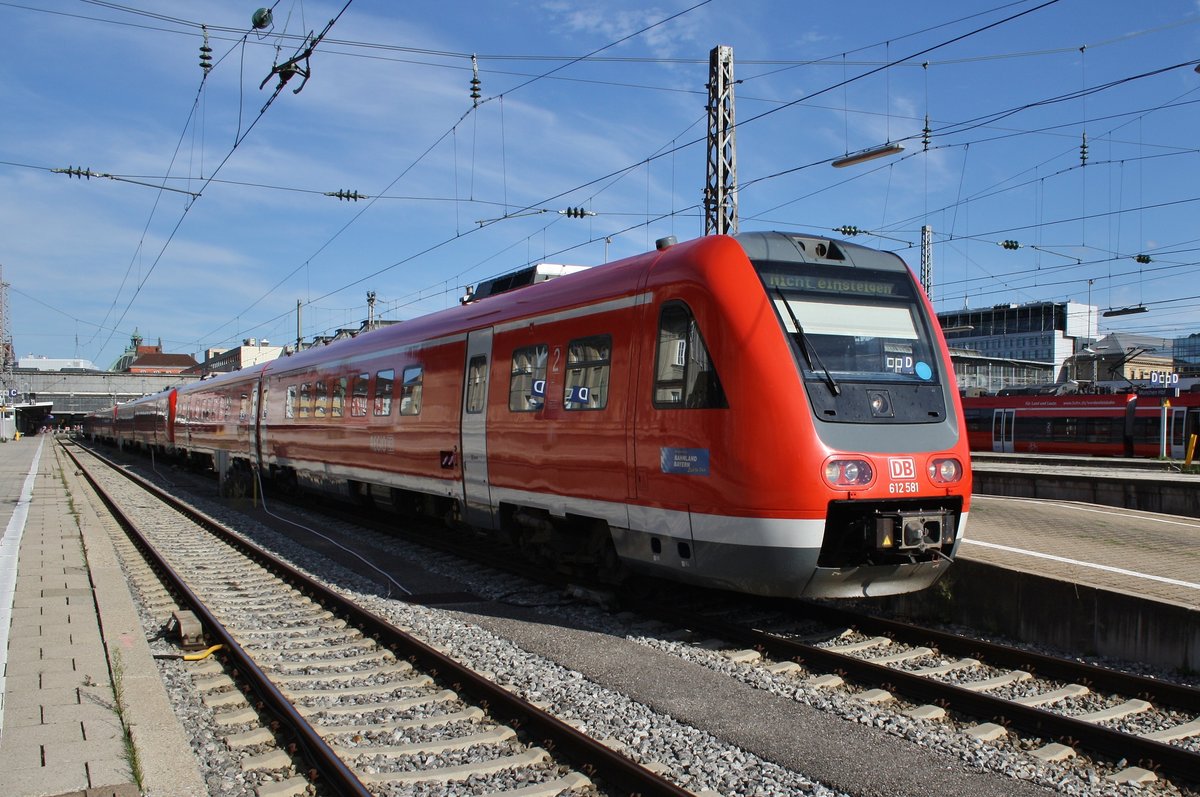 612 581-8 wartet am 14.8.2017 als RE57588 nach Kempten(Allgäu) Hauptbahnhof im Münchener Hauptbahnhof auf Abfahrt.