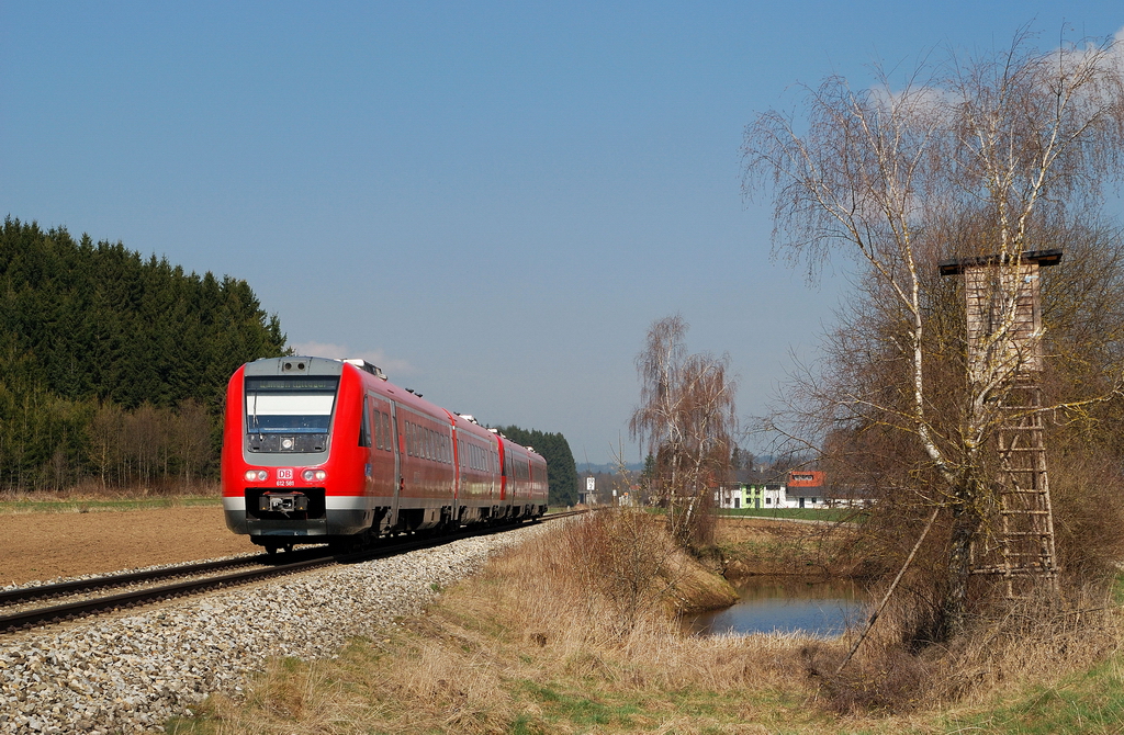 612 581 mit RE 3935 bei Bad Grönenbach (28.03.2014)
