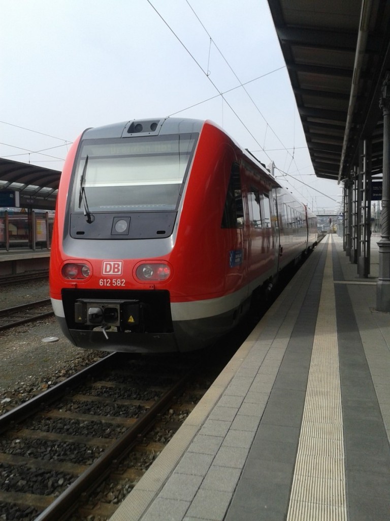 612 582 stand am 31.03.2014 im Hofer Hauptbahnhof zur Abfahrt nach Dresden bereit.
Die Strecke Hof-Dresden wird abwechselnd von Dieseltriebzügen und Doppelstockzügen mit E-Loks befahren.

Fotorgafiert mit meinem Handy.