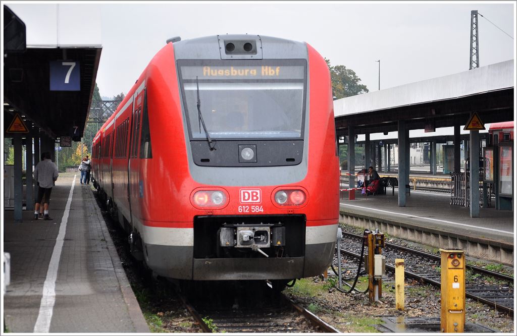 612 584 als RE 3185 nach Augsburg wartet in Lindau Hbf auf die Abfahrt. (04.10.2013)