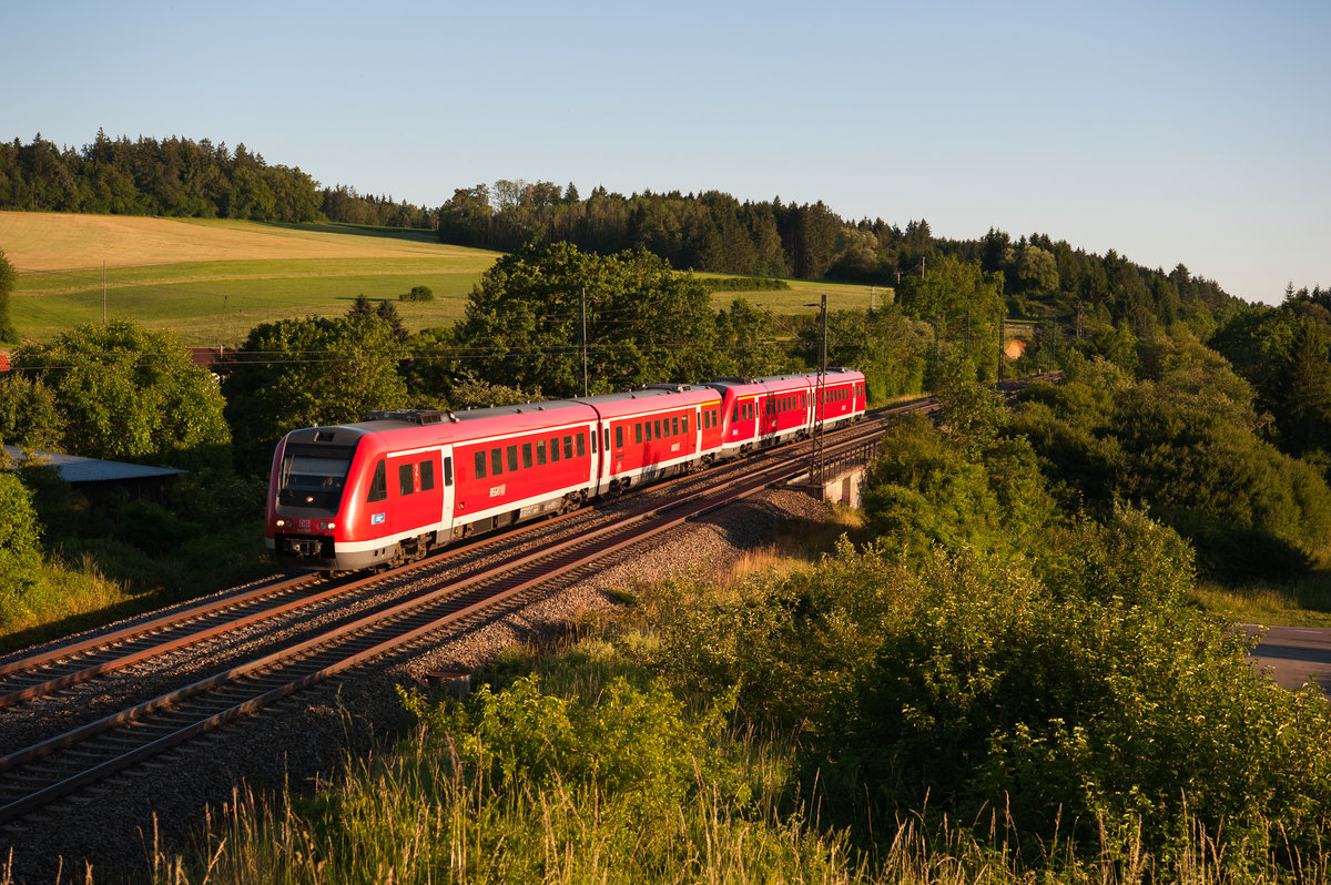 612 585 als RE 3295 von Lindau nach Nürnberg Hbf bei Otting-Weilheim, 28.06.2019