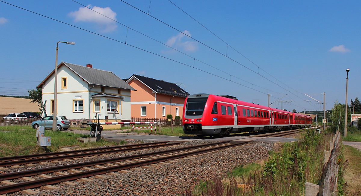 612 592 und 612 157  Landkreis Hof  passieren am 16.07.2014, mit dem RE 3456, den Block Niederhohndorf. Nächster Halt ist Zwickau (Sachs) Hbf.