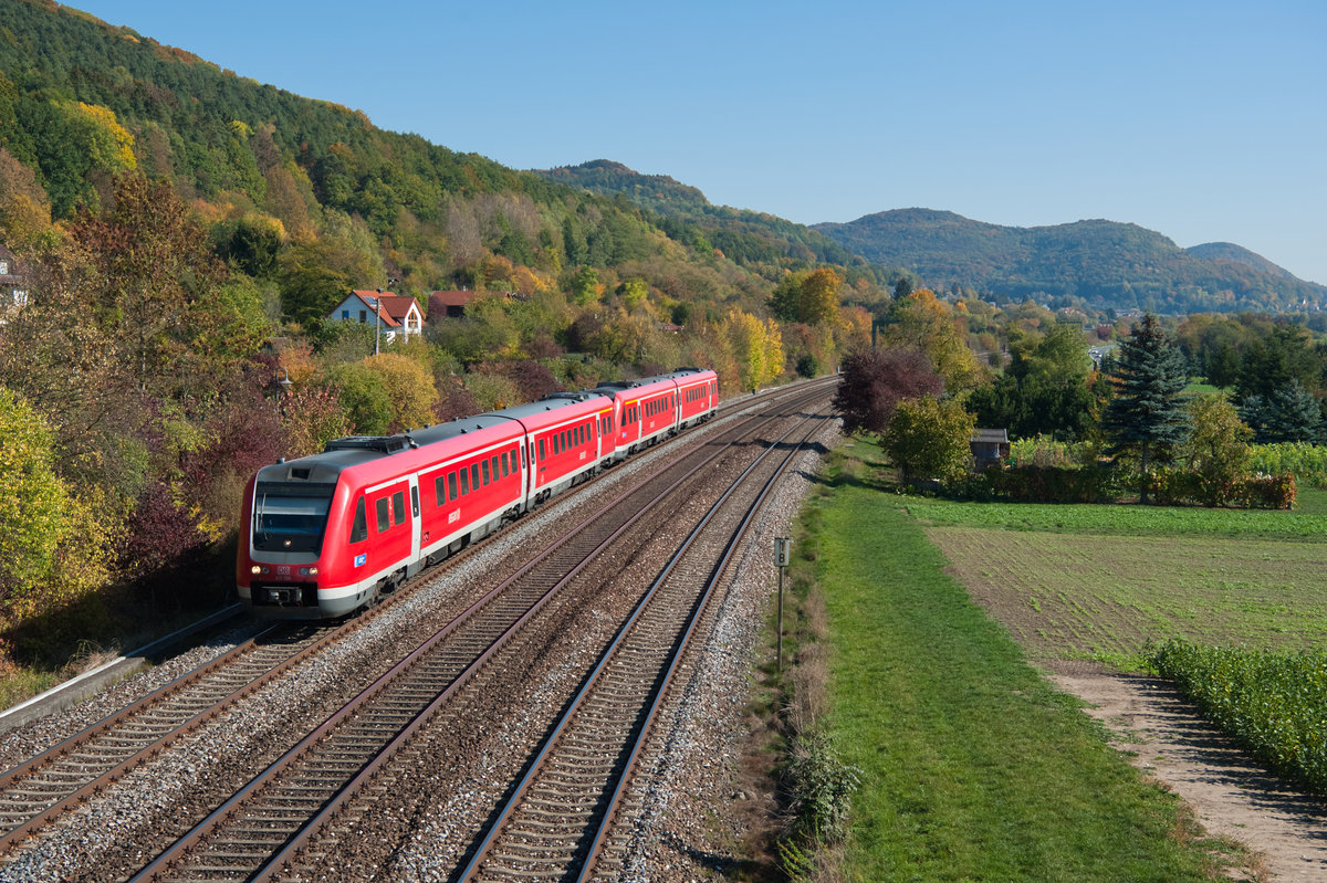 612 596 als RE 3554/3014 von Regensburg Hbf bzw. Neustadt (Waldnaab) nach Nürnberg kurz vor Hersbruck rechts der Pegnitz, 14.10.2018
