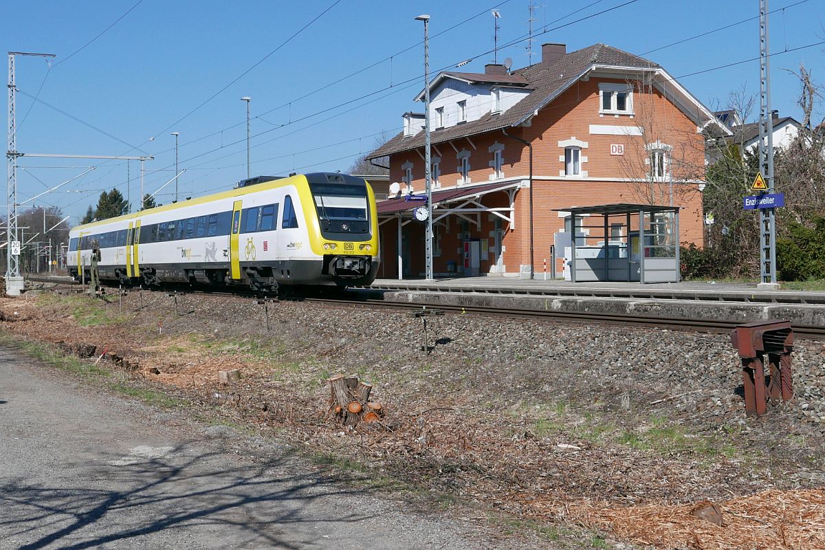 612 613 f�hrt am 24.03.2021 als RE 5 / RE 4209, Ravensburg - Lindau-Insel, durch den Bahnhof von Enzisweiler.