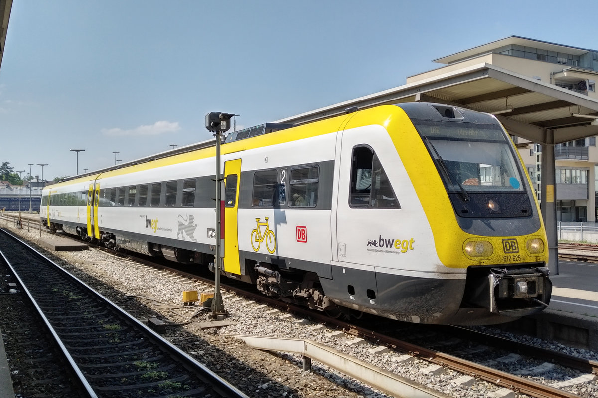 612 625 als IRE 3049 von Basel nach Ulm kurz vor der Abfahrt um 16:48 Uhr in Friedrichshafen Stadt. 05.05.2018.