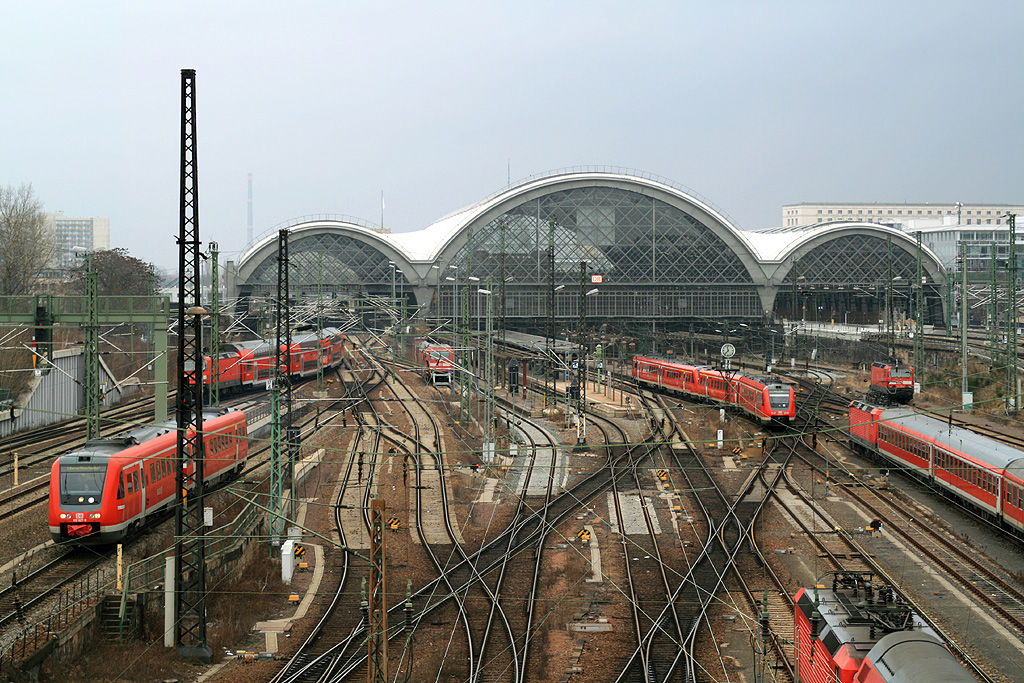 612 627-0 (first from the left) RE 17025 Dresden Hbf - Liberec. Dresden Hbf (1.01.2008)