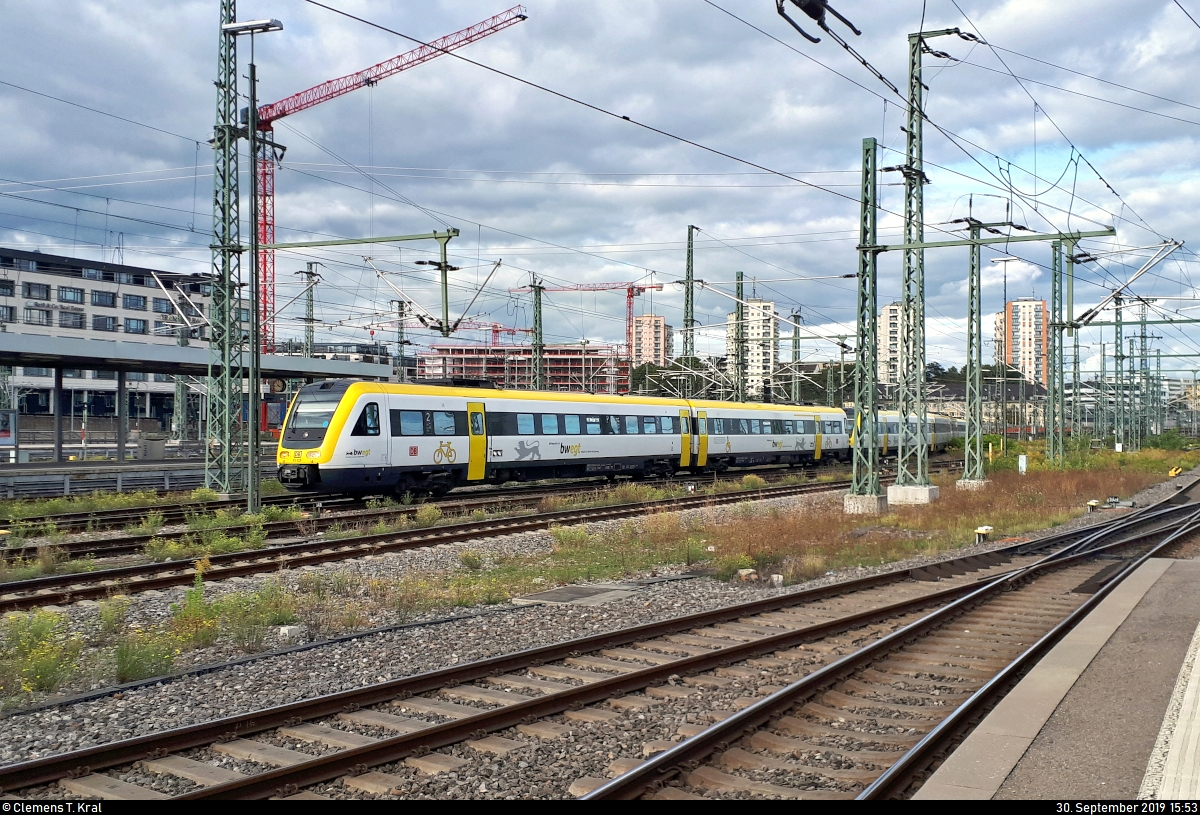 612 628 und zwei weitere 612 (Bombardier RegioSwinger) der DB ZugBus Regionalverkehr Alb-Bodensee GmbH (RAB | DB Regio Baden-Württemberg) als IRE 3260 von Aulendorf bzw. RB 22482 von Rottenburg(Neckar) nach Tübingen Hbf, weiter als IRE22482, erreichen den Endbahnhof Stuttgart Hbf auf Gleis 12.
(Smartphone-Aufnahme)
[30.9.2019 | 15:53 Uhr]