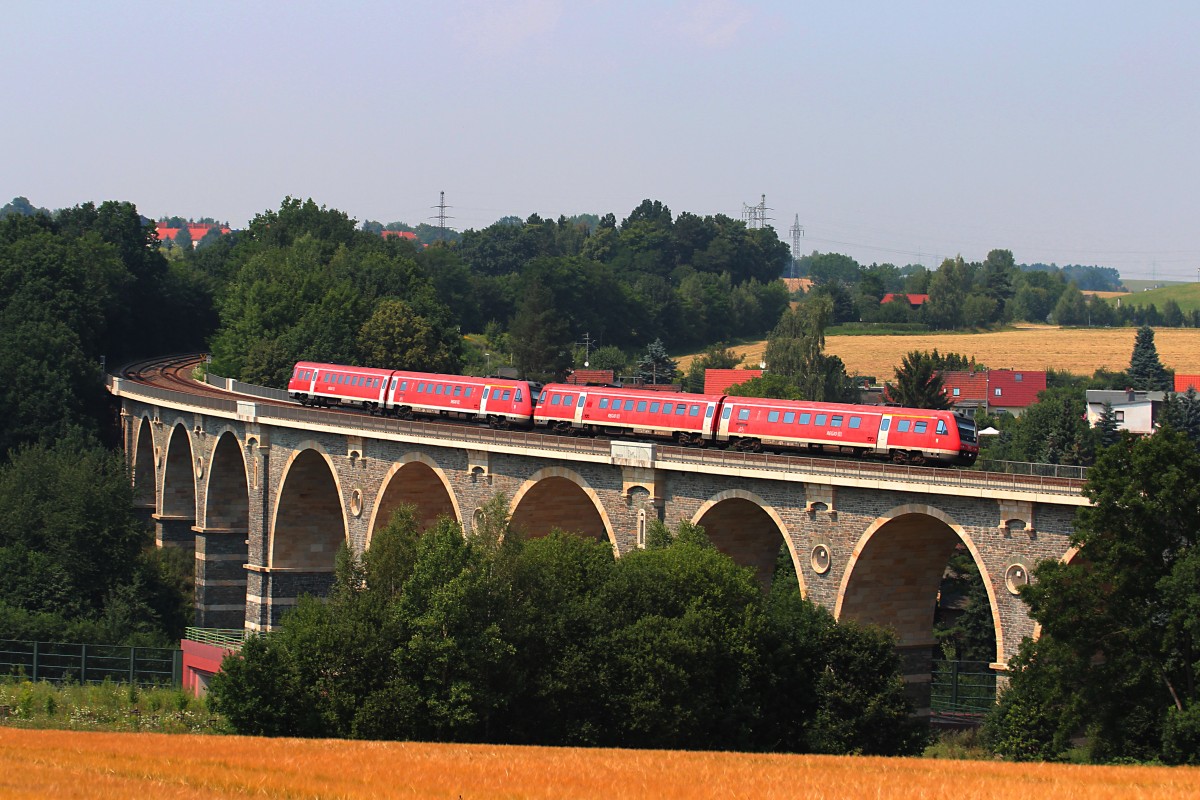 612 630 und 612 106 fahren am 26.07.2012 mit dem RE 3738, Chemnitz Hbf - Leipzig Hbf, über das Bahrebachviadukt.