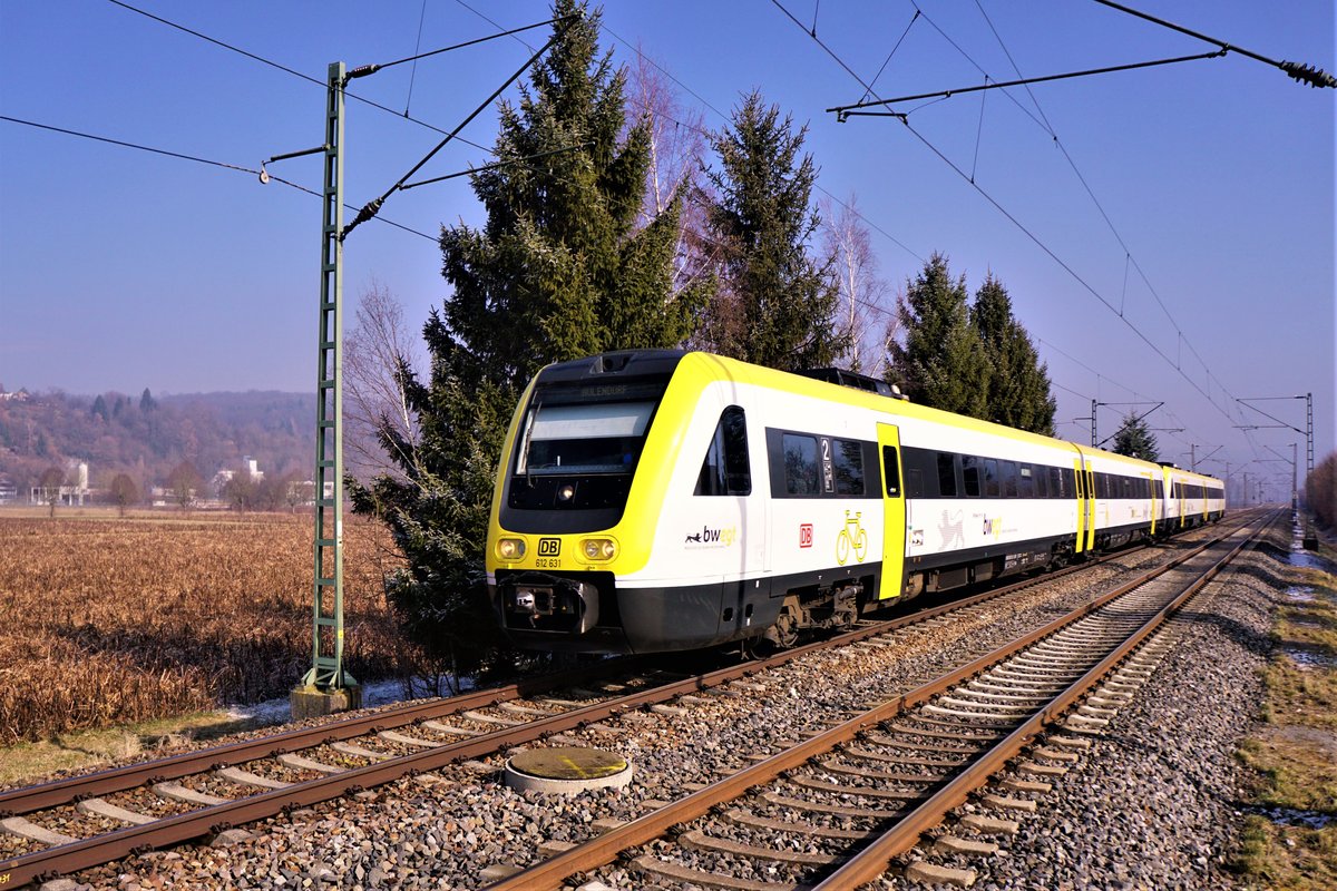 612 631 im drei Löwen Design ist am 03.03.2018 als IRE von Stuttgart kommend in Richtung Tübingen unterwegs.
Fotostandpunkt war kurz vor dem Haltepunkt Lustnau.
Inzwischen verkehren auf dieser Strecke nur noch Triebzüge in dieser Farbgebung.