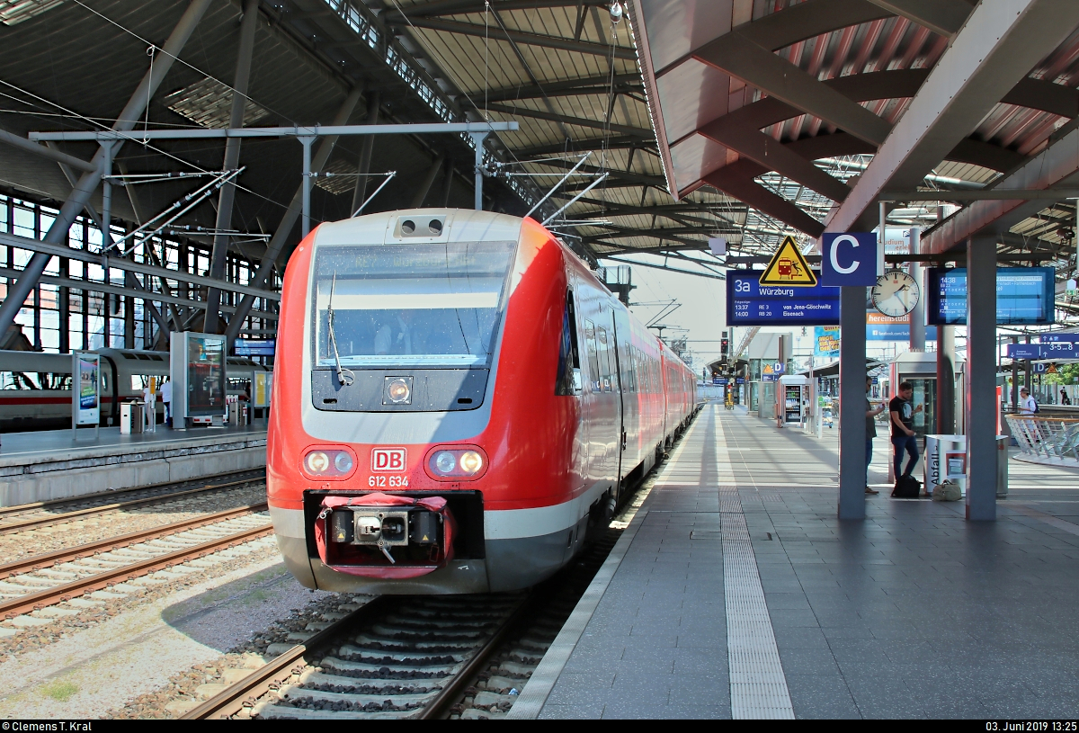 612 634 und 612 599 (Bombardier RegioSwinger) von DB Regio Südost als RE 3811  Mainfranken-Thüringen-Express  (RE7) nach Würzburg Hbf stehen in ihrem Startbahnhof Erfurt Hbf auf Gleis 3a.
[3.6.2019 | 13:25 Uhr]