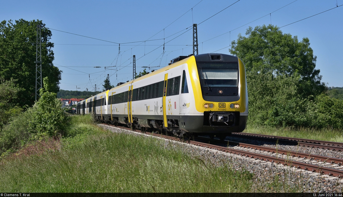 612 642 (Bombardier RegioSwinger) unterwegs mit zwei Schwestertriebzügen bei Bempflingen.

🧰 DB ZugBus Regionalverkehr Alb-Bodensee GmbH (RAB | DB Regio Baden-Württemberg)
🚝 IRE 3261/3861 (IRE6) Stuttgart Hbf–Aulendorf/Rottenburg(Neckar)
🚩 Bahnstrecke Plochingen–Immendingen (Neckar-Alb-Bahn | KBS 760)
🕓 13.6.2021 | 16:46 Uhr
