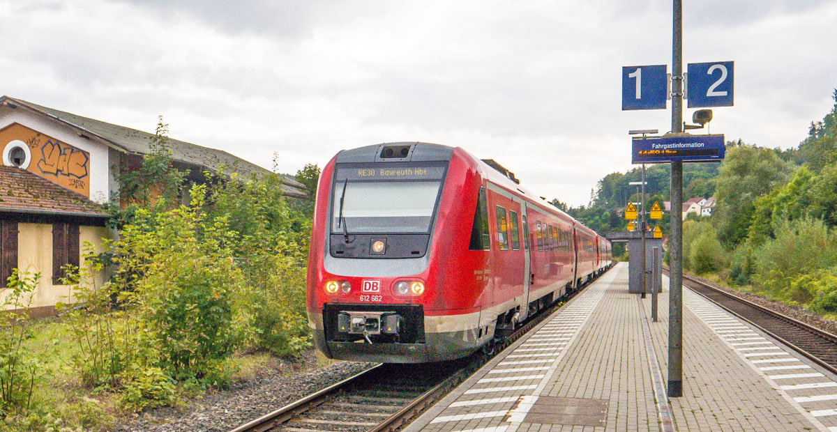 612 662 raste am 17.9.24 in Vorra durch Gleis 1 Richtung Pegnitz.
