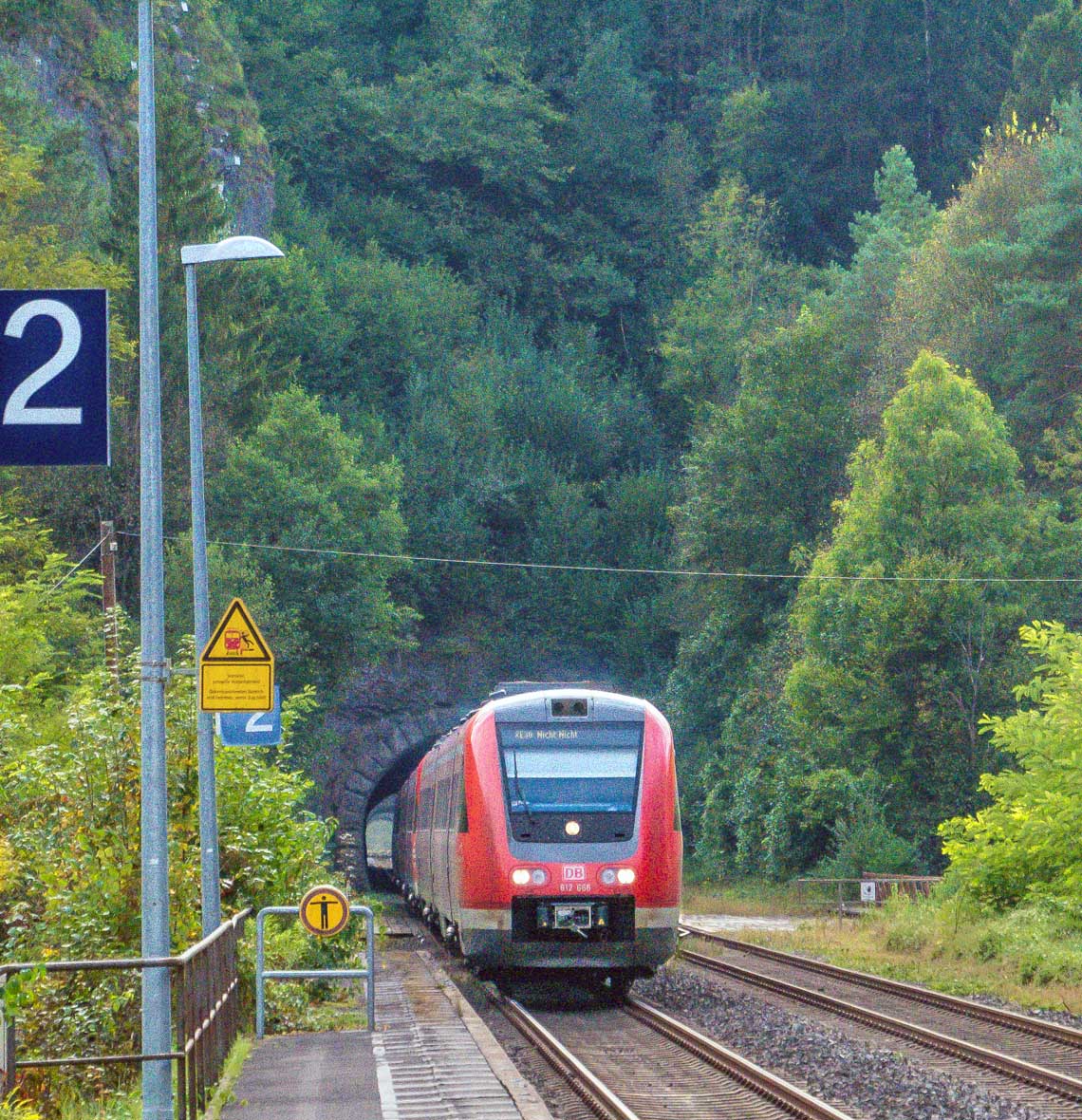 612 666 kam am 17.9.24 mit dem Ziel „Nicht Nicht“ aus dem 318 m  langen Gotthardtunnel nach Velden.

