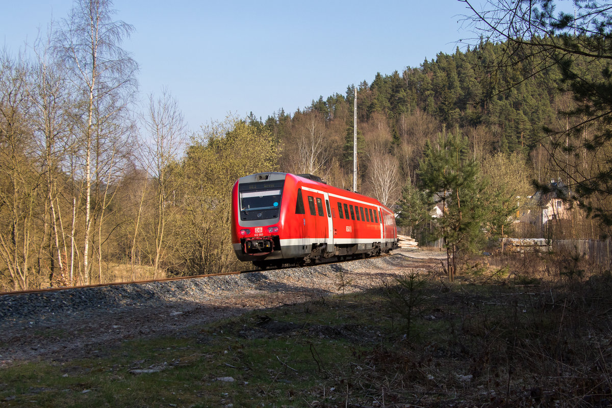 612 683 ist gerade durch den Bahnhof Neumühle gefahren in Richtung Gera Hbf. Aufgenommen am 8. April 2018. 