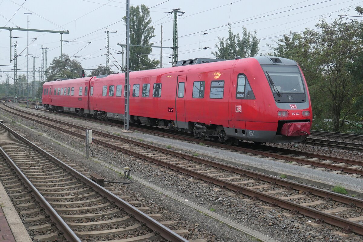 612 902 von DB Systemtechnik Minden im Oktober 2025 abgestellt in Dresden Hauptbahnhof, aber nicht für den Dienst beim RE nach Görlitz oder den ICE nach Hof.