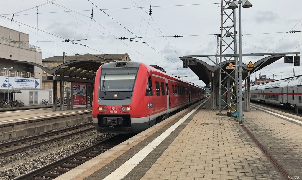 612 971 wartete am Vormittag des 10.6.2019 in Bamberg, bevor das Signal umsprang und vom Bahnsteig wegrangiert werden konnte. Der Zug erbrachte die RE-Leistung Hof-Bamberg