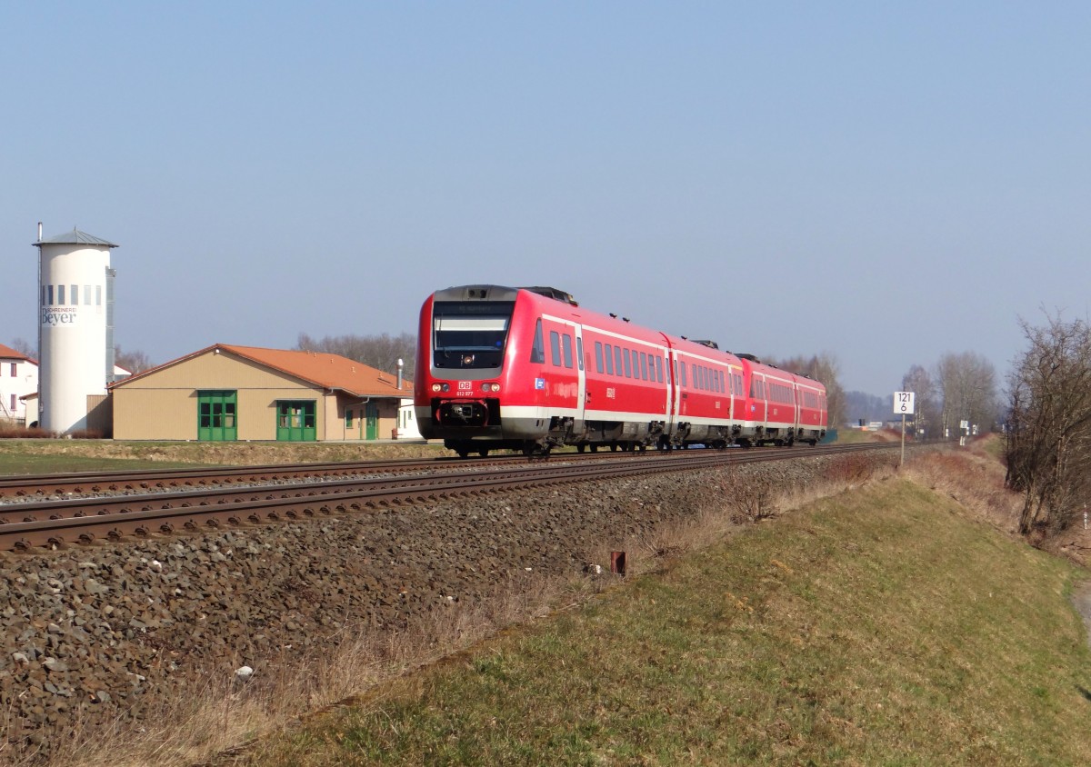 612 977 und 612 xxx zu sehen am 17.03.16 in Waldershof mit dem RE nach Nürnberg.