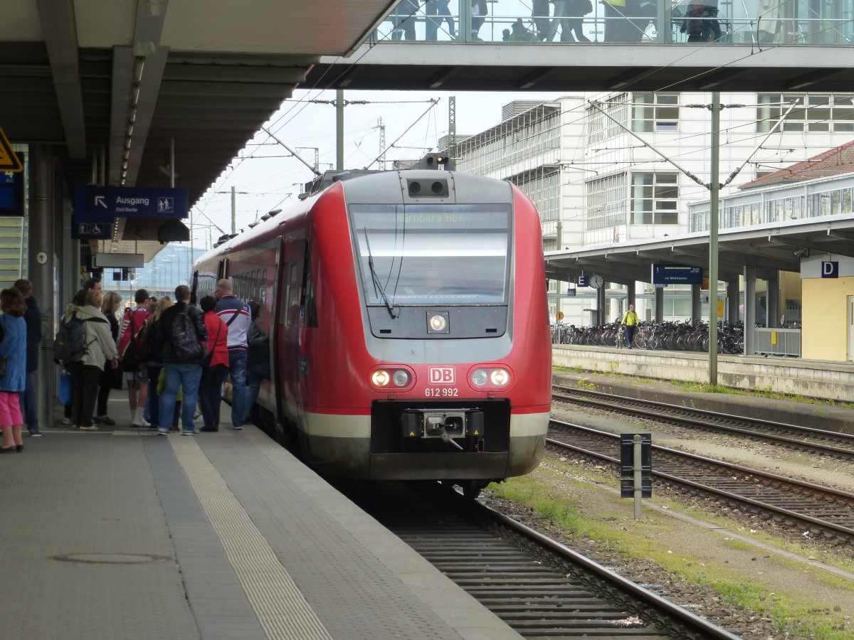 612 992 stand hier am 12.04.2014 im Regensburger Hbf zur Fahrt nach Nürnberger Hbf bereit.